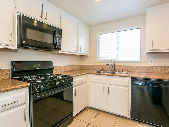 4th image of 43700 Mikosasky Ave
