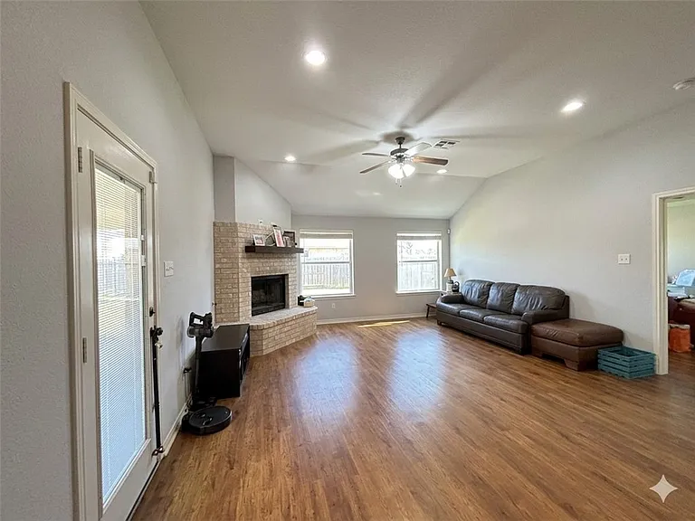 4206 Carnes Ct S — Photo 4