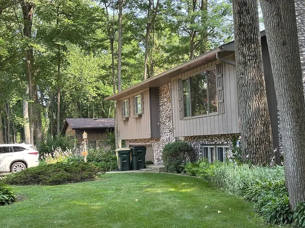 9743 W 16th St, Zion, IL 60099