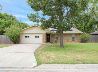 2016 Stanford Dr, Gainesville, TX 76240