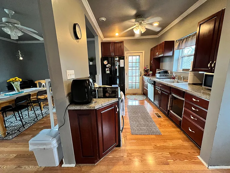 402 Edith St — Photo 10