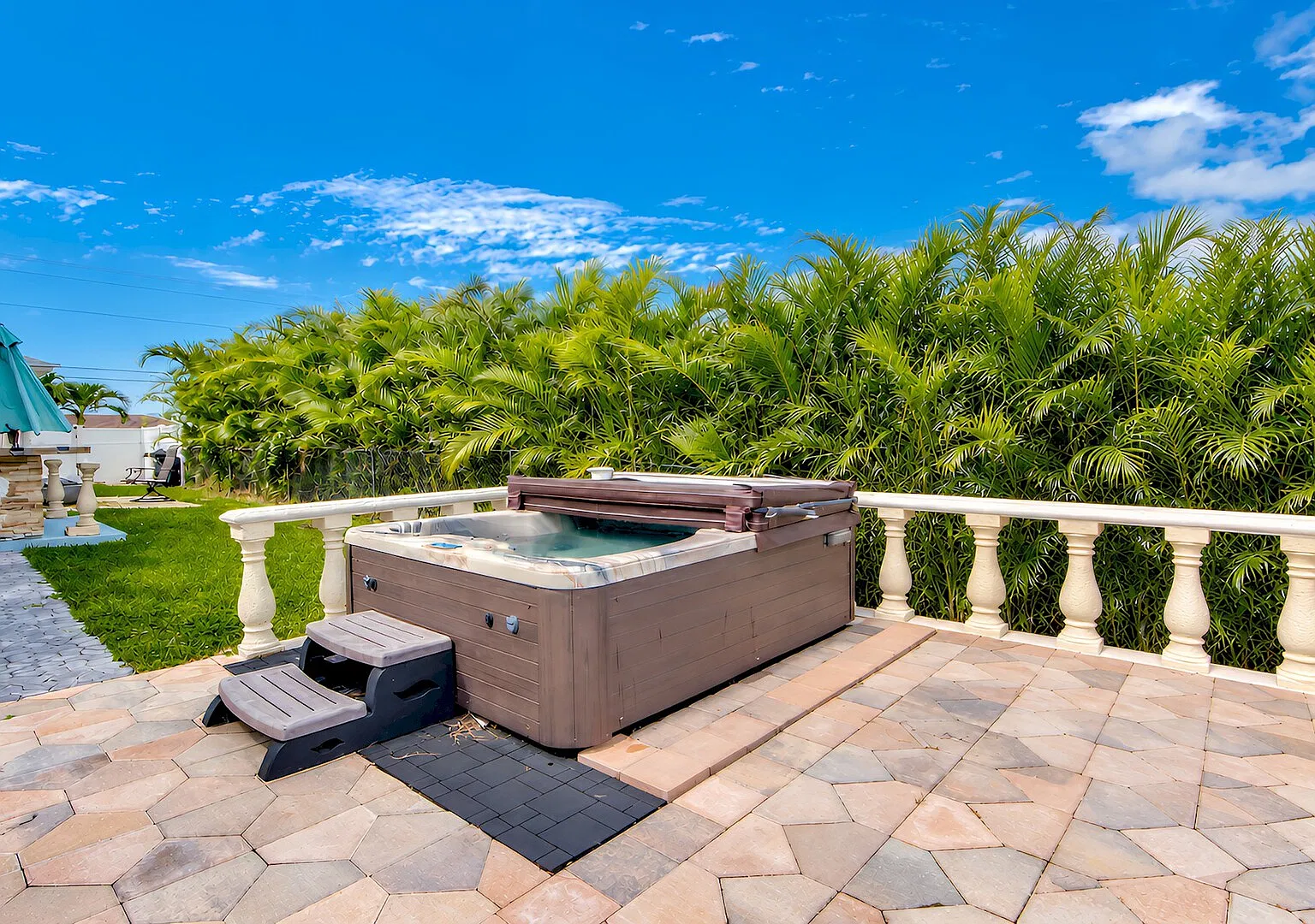 Golden Globe Canalfront Pool, Spa & Games — Photo 3