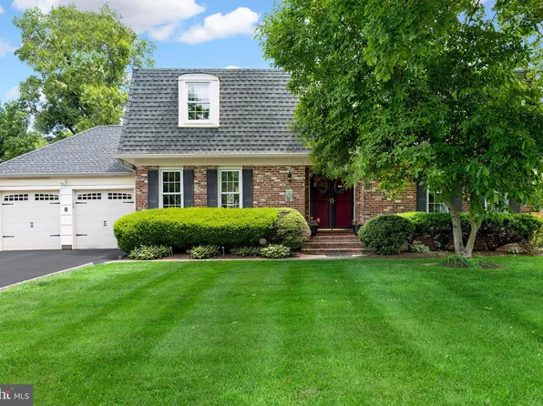 8 Holly Ln, Lawrence Township, NJ 08648