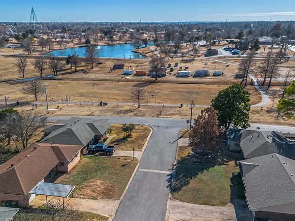 2219 S 11th St, Chickasha, OK 73018