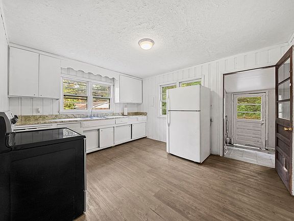4th image of 1818 6th St