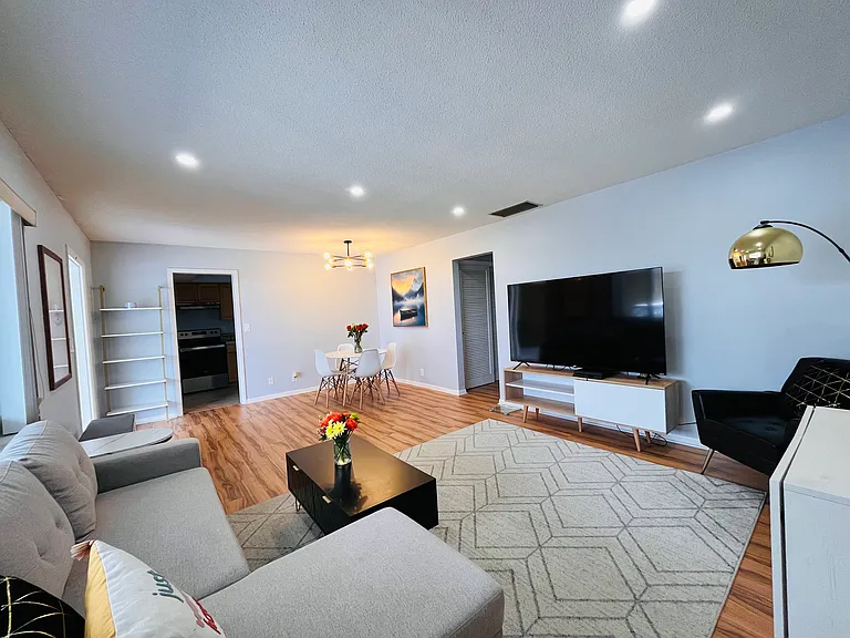 3201 NE 29th St #307 — Photo 2