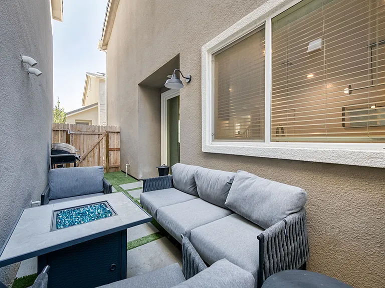 2833 E Teaberry Dr — Photo 31