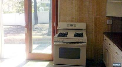 5th image of 142 Bergen Ave