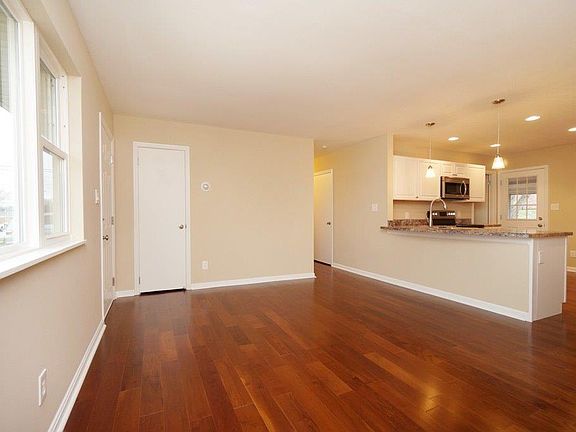 5th image of 16 Lawndale Ave