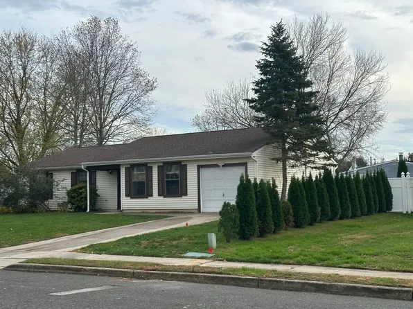 10 Chestnut Dr, Mount Holly, NJ 08060