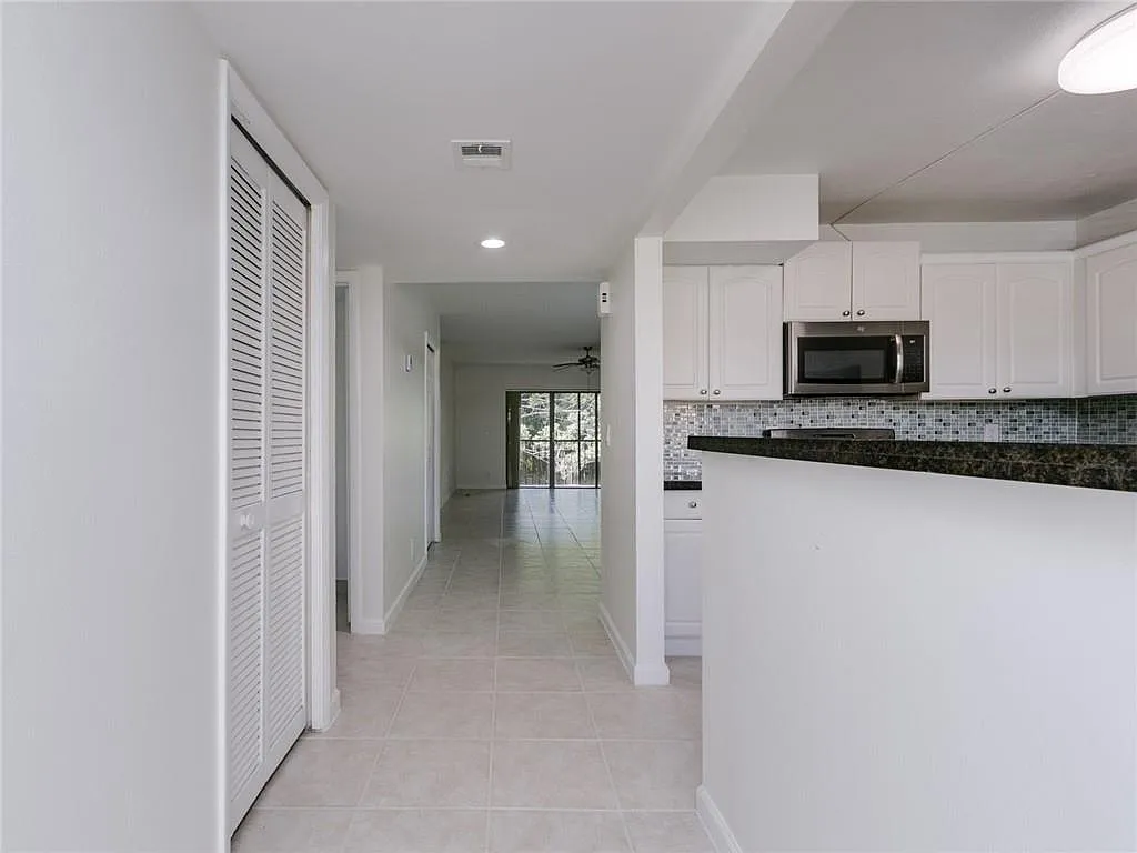 231 Lakeview Dr — Photo 2