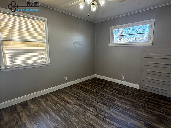 3rd image of 115 E Elm St
