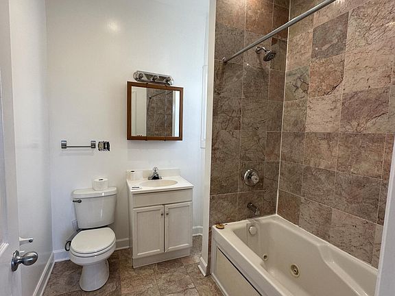 3rd image of 4879 N Lincoln Ave