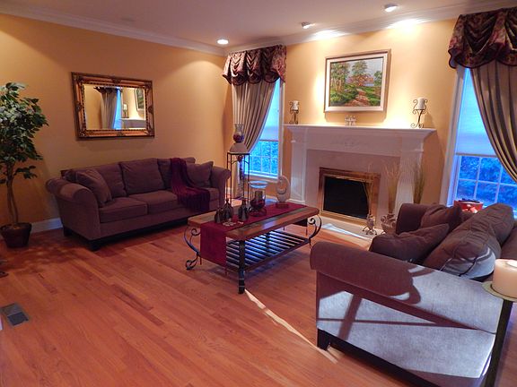 Photo 4 - Living Room