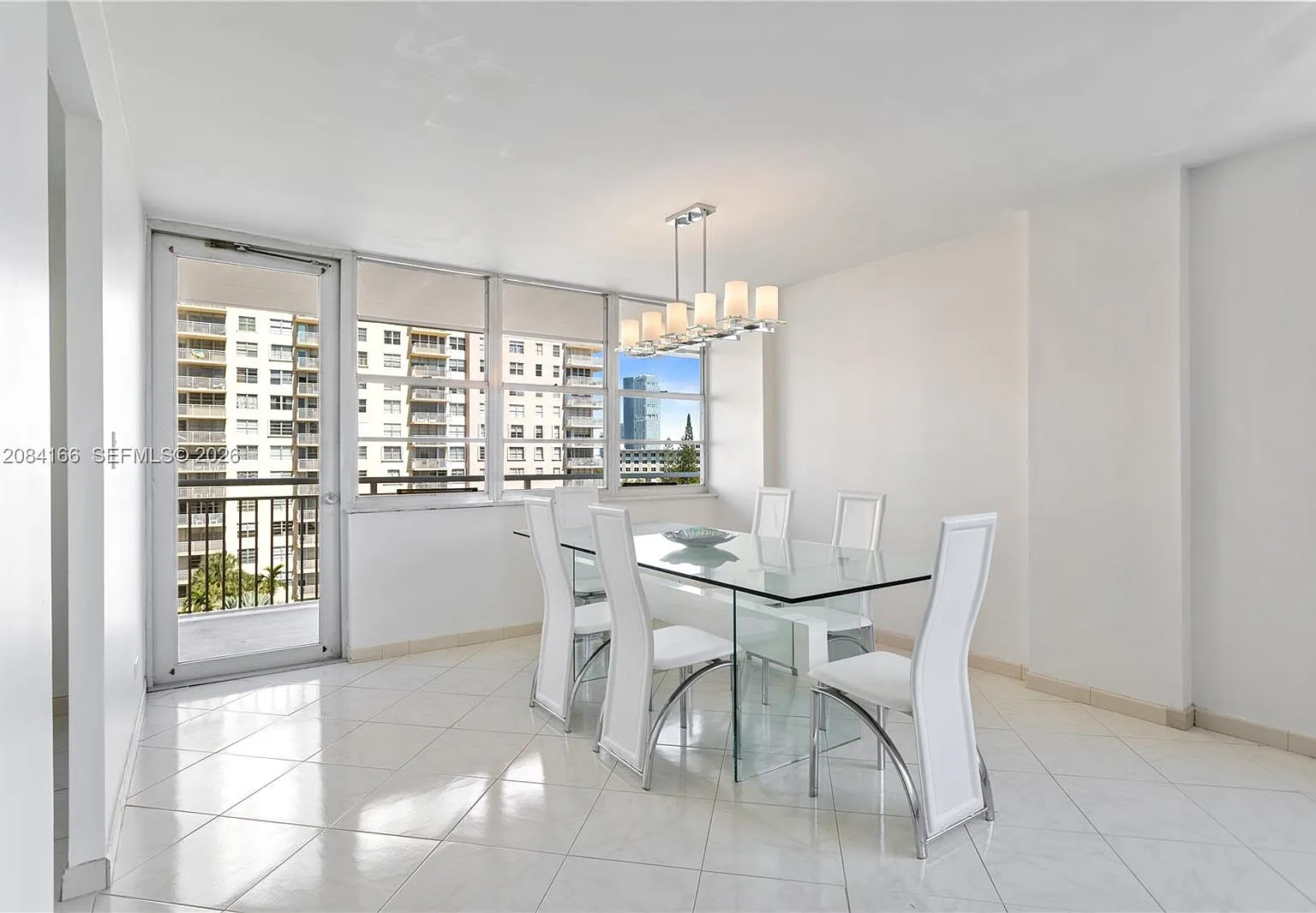 Winston Towers 100 Condo — Photo 4
