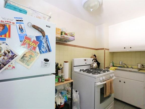 5th image of 400 Franklin St APT 6