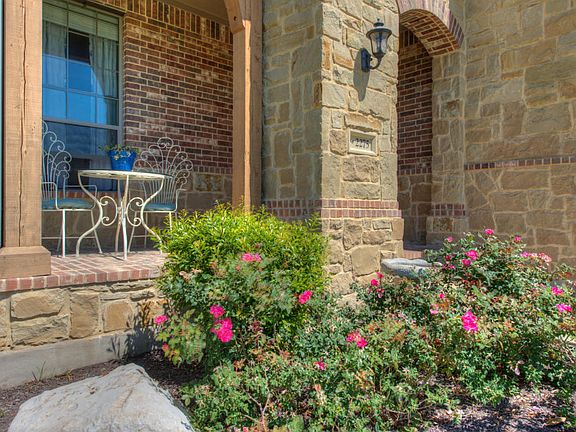 5th image of 2275 Park Place Cir