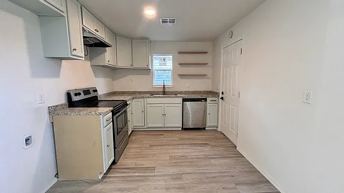 2 bed, 1.0 bath, 1021 sqft, $1,500 — Photo 2