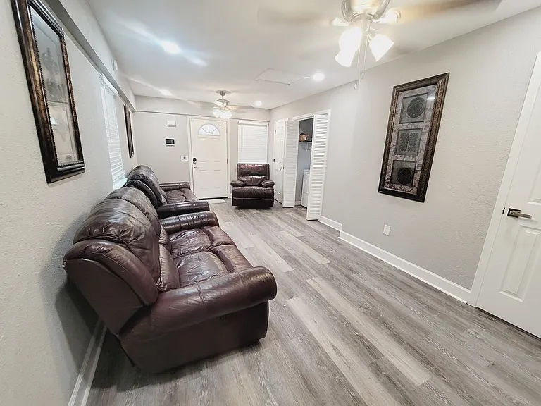 1906 Karen Ln — Photo 12