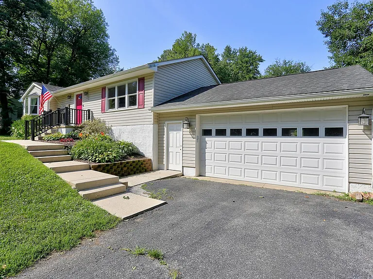 1735 Maple Ave — Photo 32