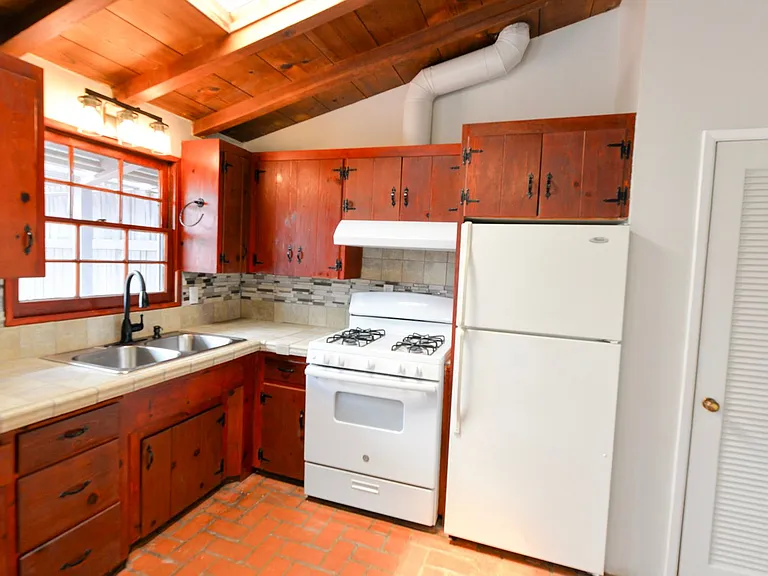 1502 Buena Vista — Photo 3