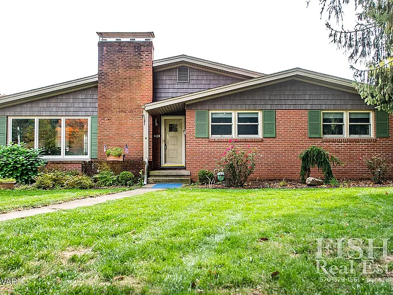 928 Grampian Blvd — Photo 1