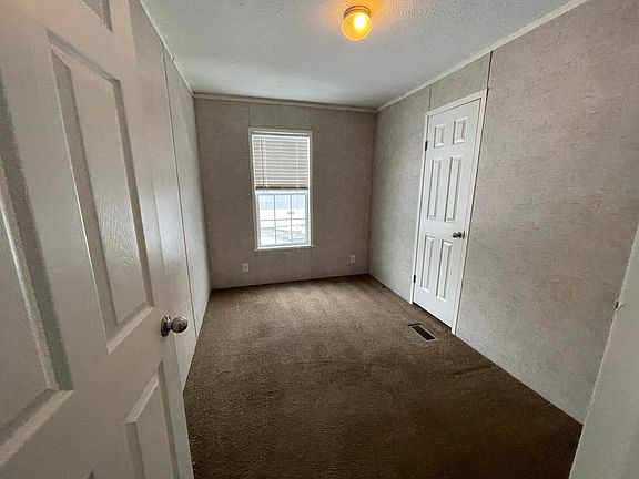 4th image of 210 Lakeshore Cir