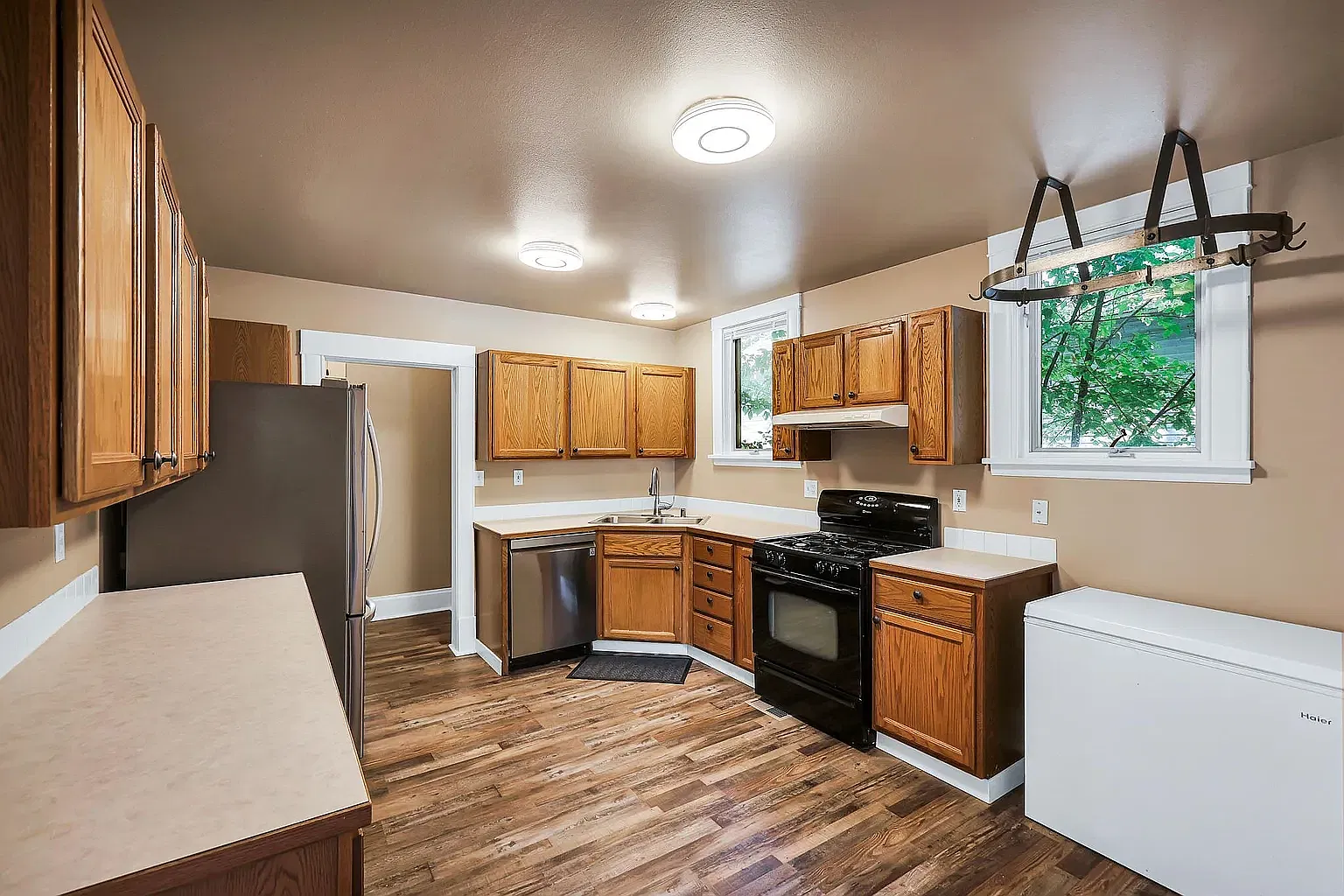 3 bed, 1.5 bath, 2025 sqft, $2,400 — Photo 4