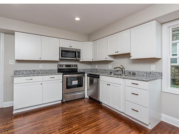 3rd image of 832 Darley Dr