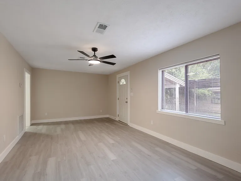 1107 W Dogwood St — Photo 8