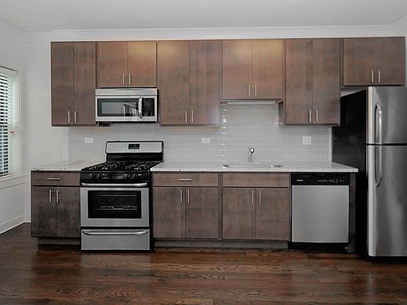2nd image of 5425 N Clark St #7903