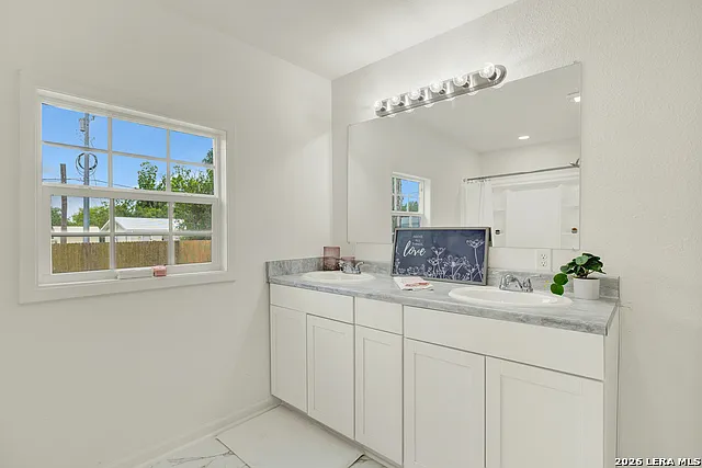 312 N Lavernia — Photo 19