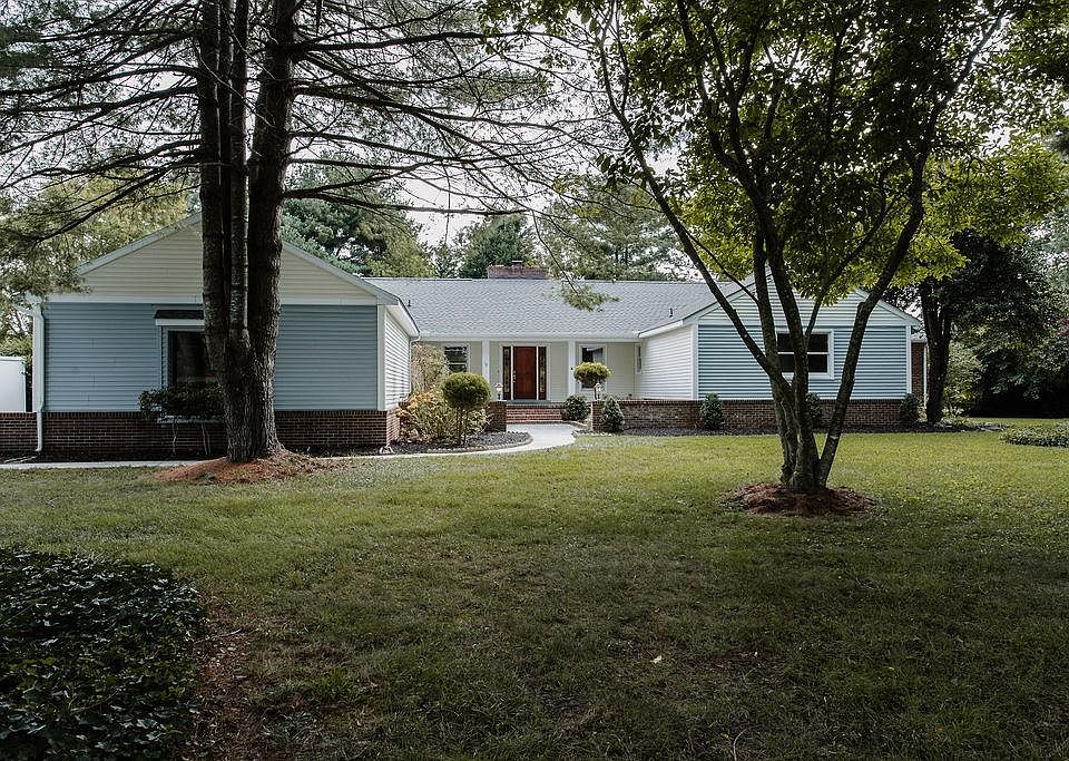1st image of 19 Dogwood Dr