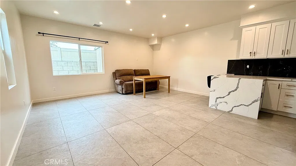 2 bed, 1100 sqft, $3,300 — Photo 2