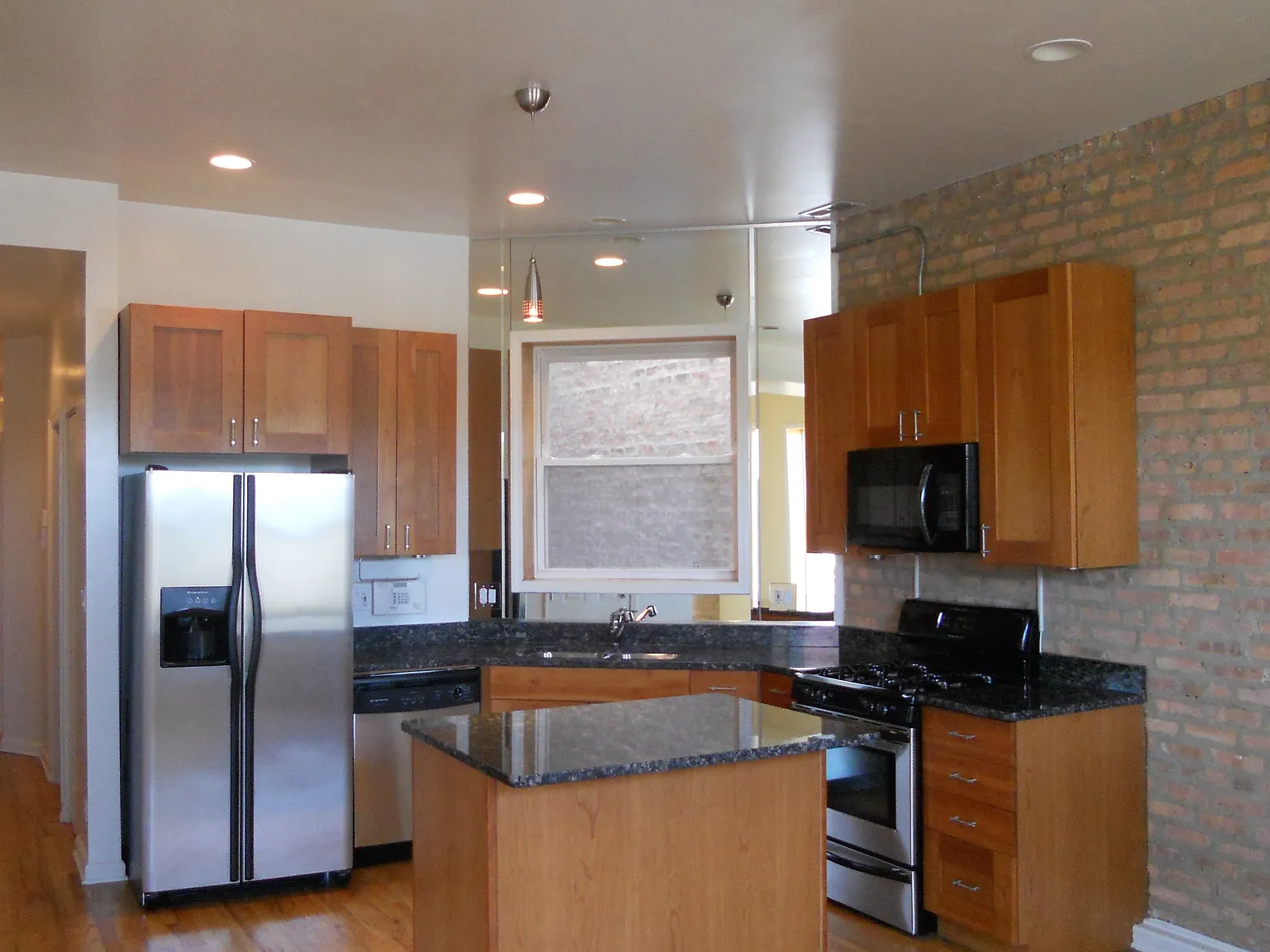 2 bed, 1400 sqft, $2,200 — Photo 2