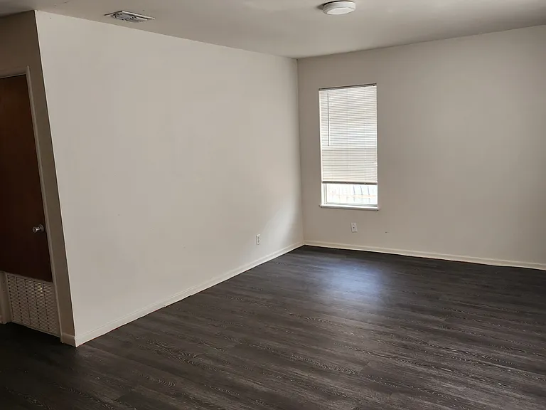 1626 Pinewood Dr — Photo 2