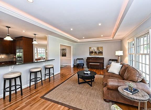 2nd image of 822 Wingrave Dr