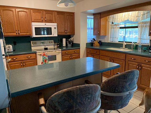 2nd image of 9405 Treasure Ln NE