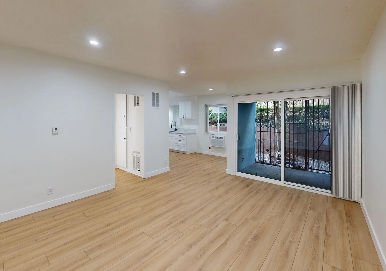 Free Rent Beautiful & Spacious Unit For Rent — Photo 3