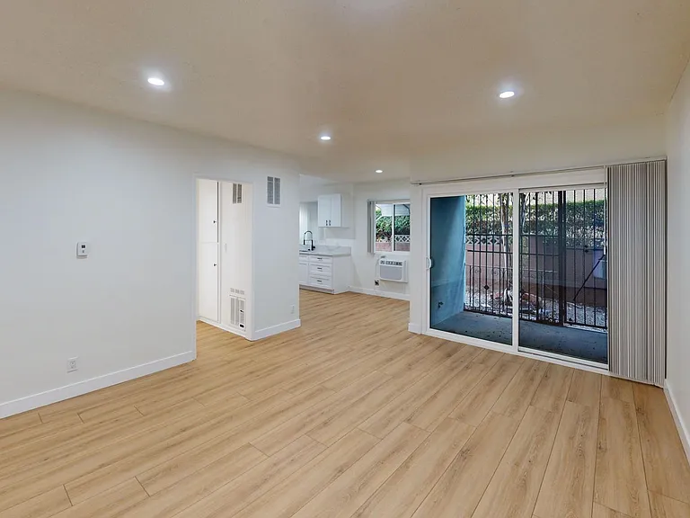 Free Rent Beautiful & Spacious Unit For Rent — Photo 3