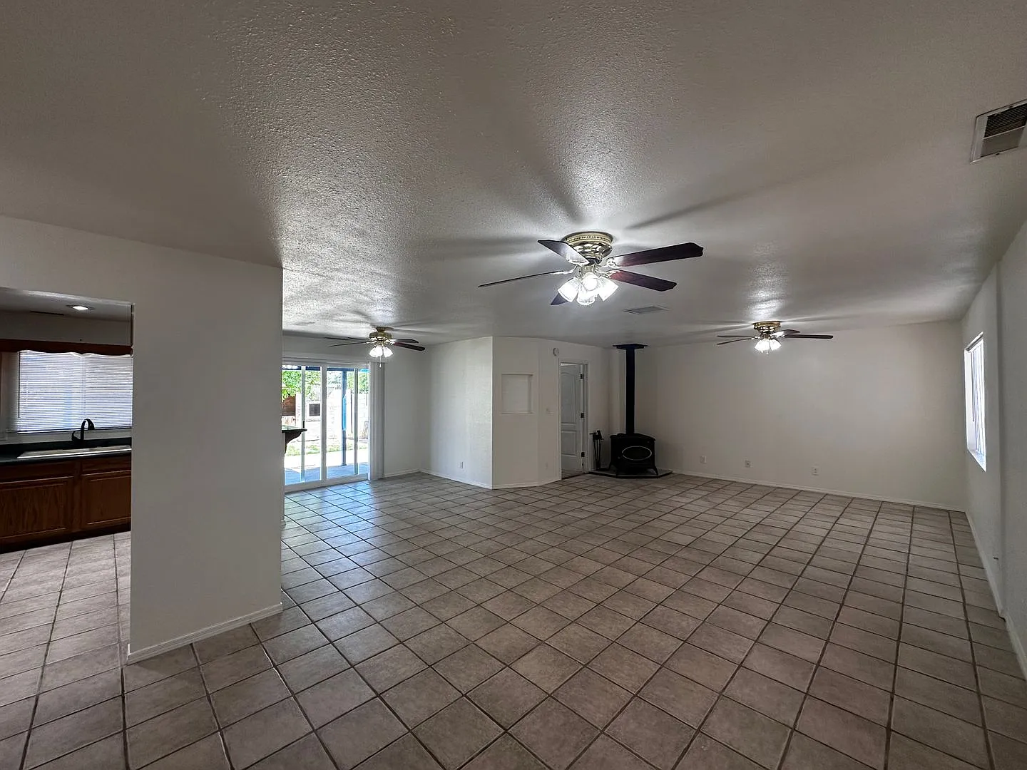 4 Bedroom 2 Bathroom Home — Photo 4