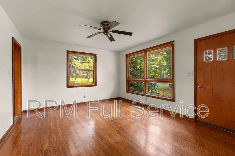 3 bed, 1.0 bath, 1040 sqft, $1,850 — Photo 4