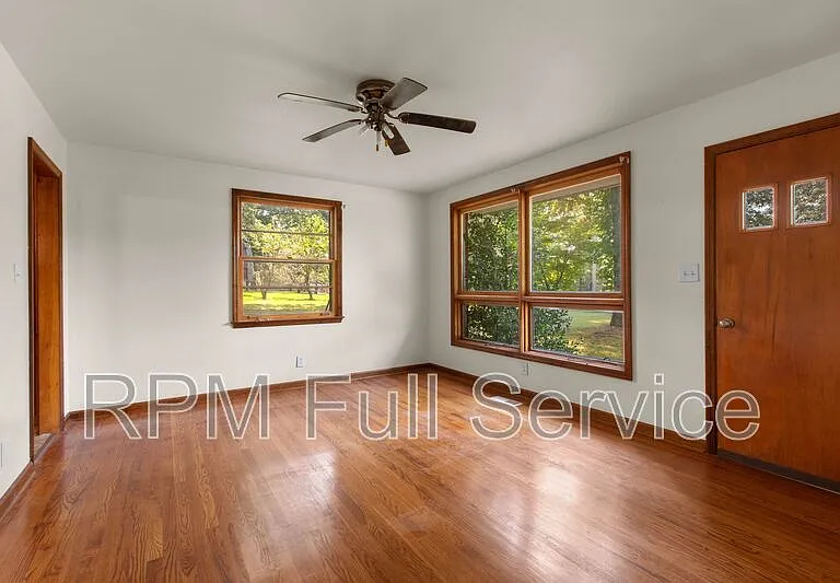 570 Carol Dr — Photo 4