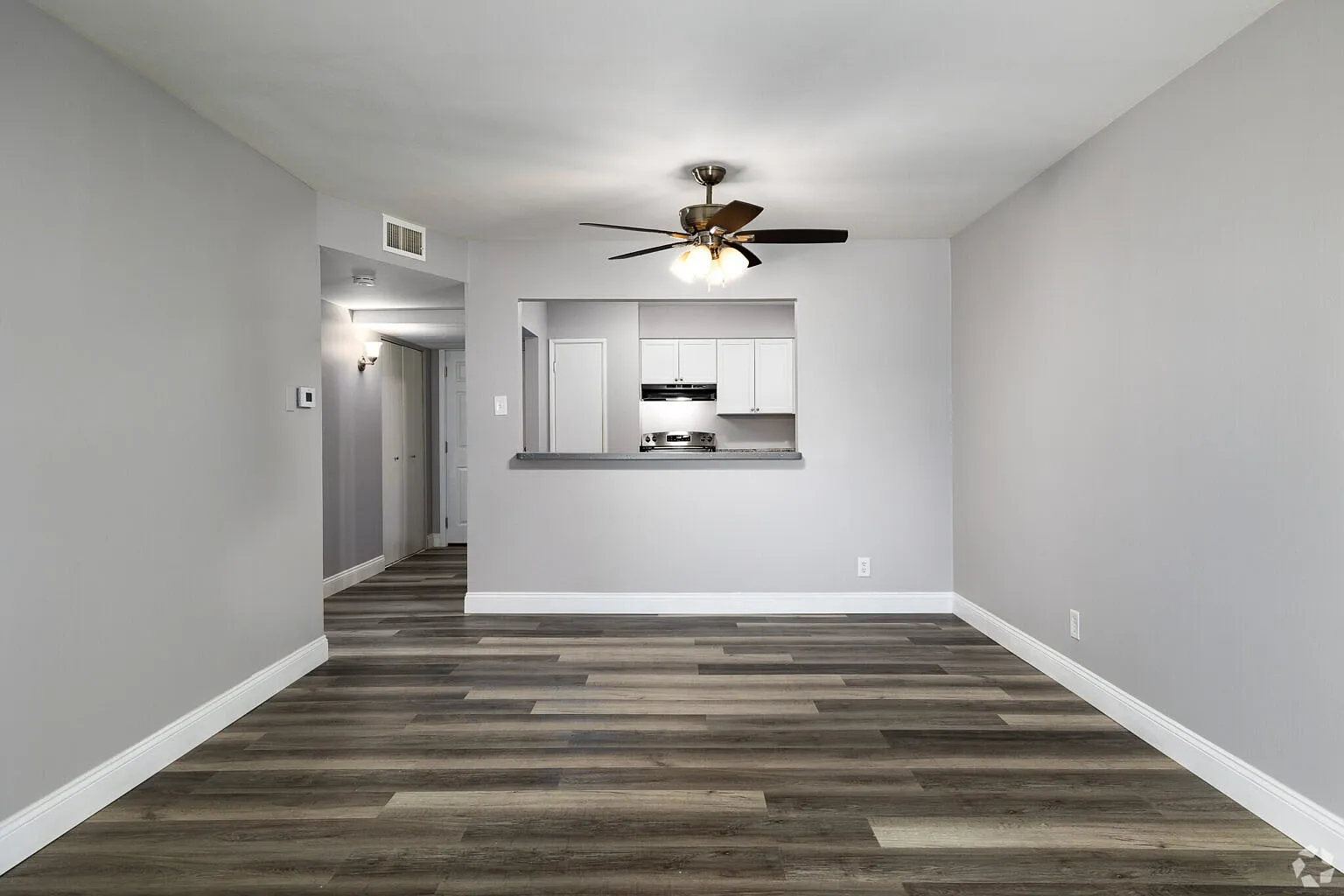 Versailles Apartments — Photo 3