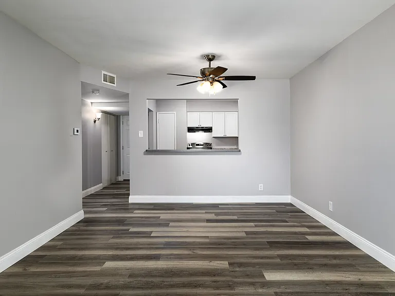Versailles Apartments — Photo 4