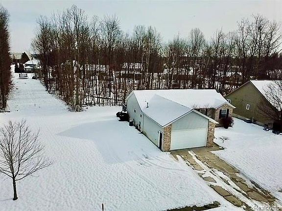 4th image of 945 Emerald Ct