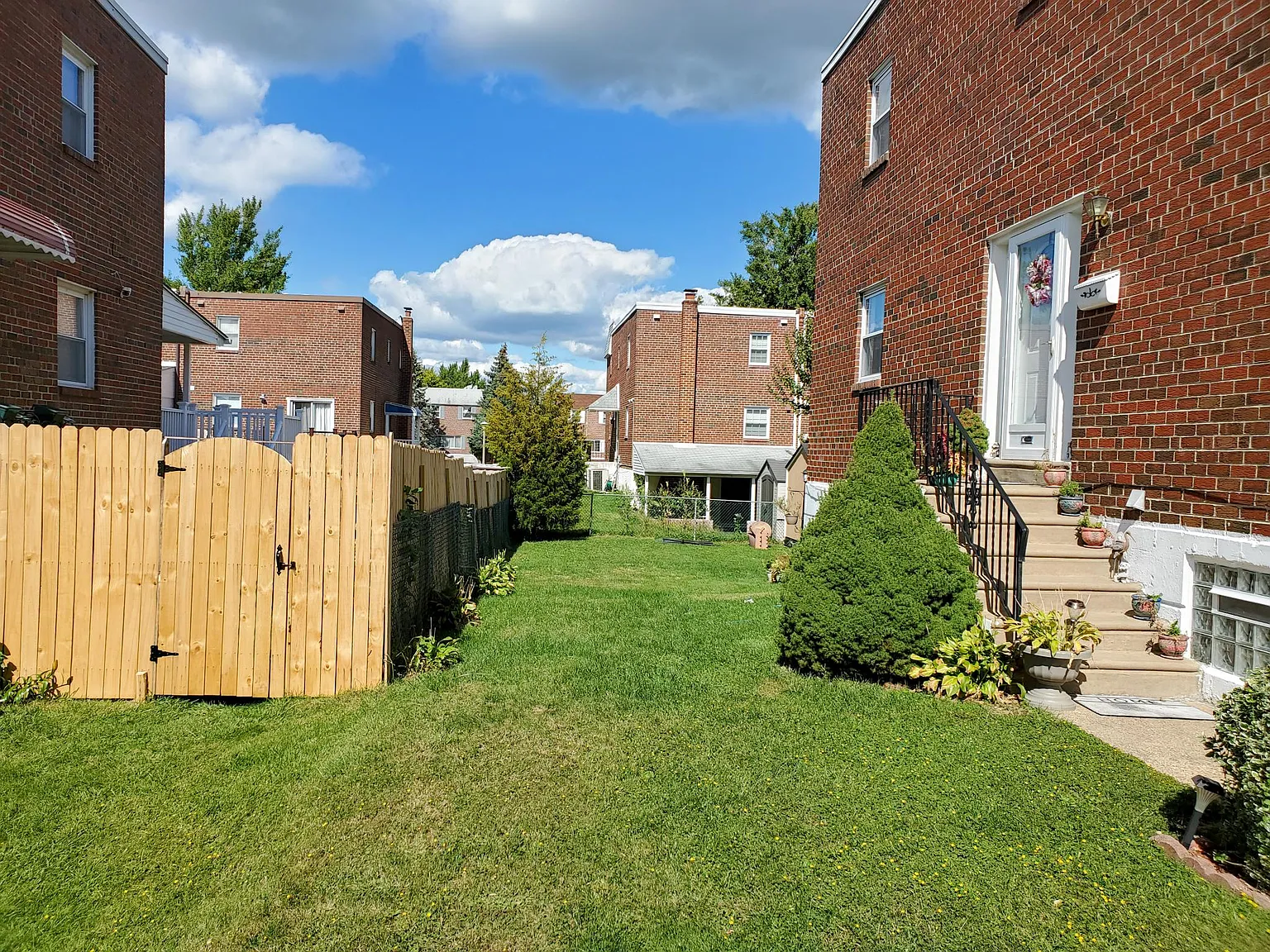 3 bed, 2.5 bath, 1715 sqft, $2,600 — Photo 2