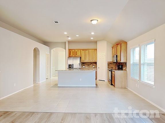 5th image of 936 Deer Valley Dr
