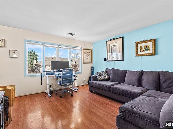 3rd image of 274 Garibaldi Ave APT 1