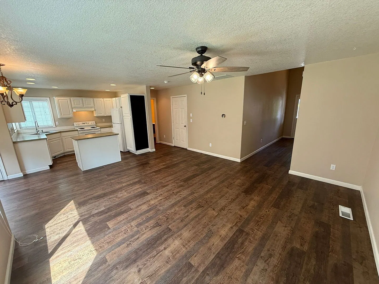 3 bed, 2.5 bath, 1444 sqft, $2,445 — Photo 3